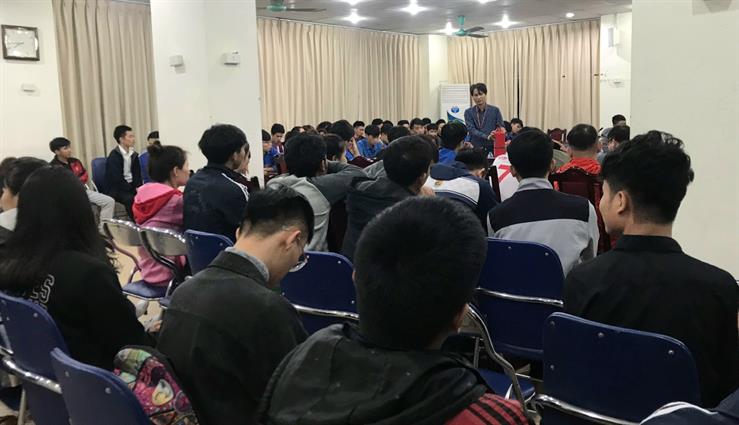 đồng chí Hoàng Văn Sinh phổ biển kiến thức PCCC tại Hội nghị